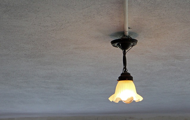 stará stropní lampička